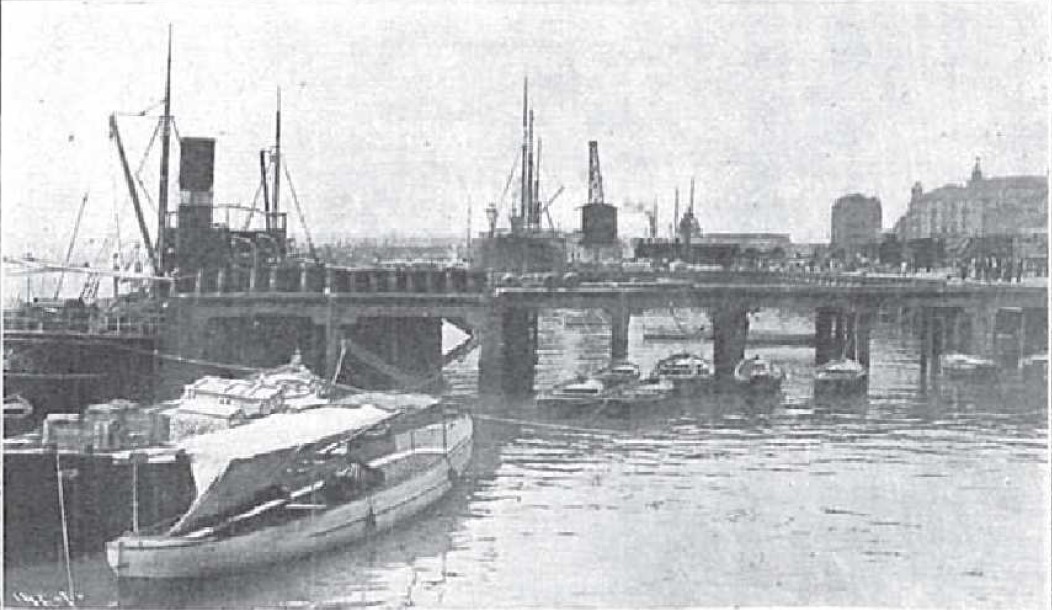 Muelle de santander, con la grúa de piedra, en 1914. Foto de Ramón Díez, publicada en "Gran vida"
